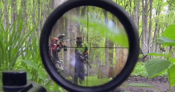 Γυναίκα σώζεται παρά τρίχα από τα πυρά ελεύθερου σκοπευτή του ISIS σε μονομαχία στη Ράκα (βίντεο)